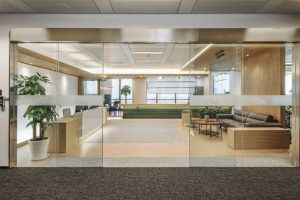 智能平推門(mén)辦公室效果輕奢風(fēng)裝修木質(zhì)休息區(qū)