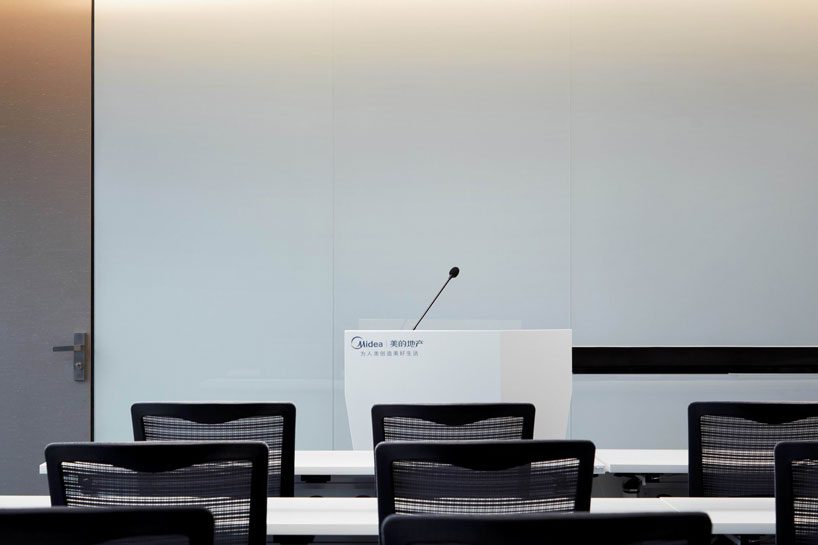 深圳鹽田1000平方現(xiàn)代風(fēng)格辦公室裝修培訓(xùn)室墻面裝飾