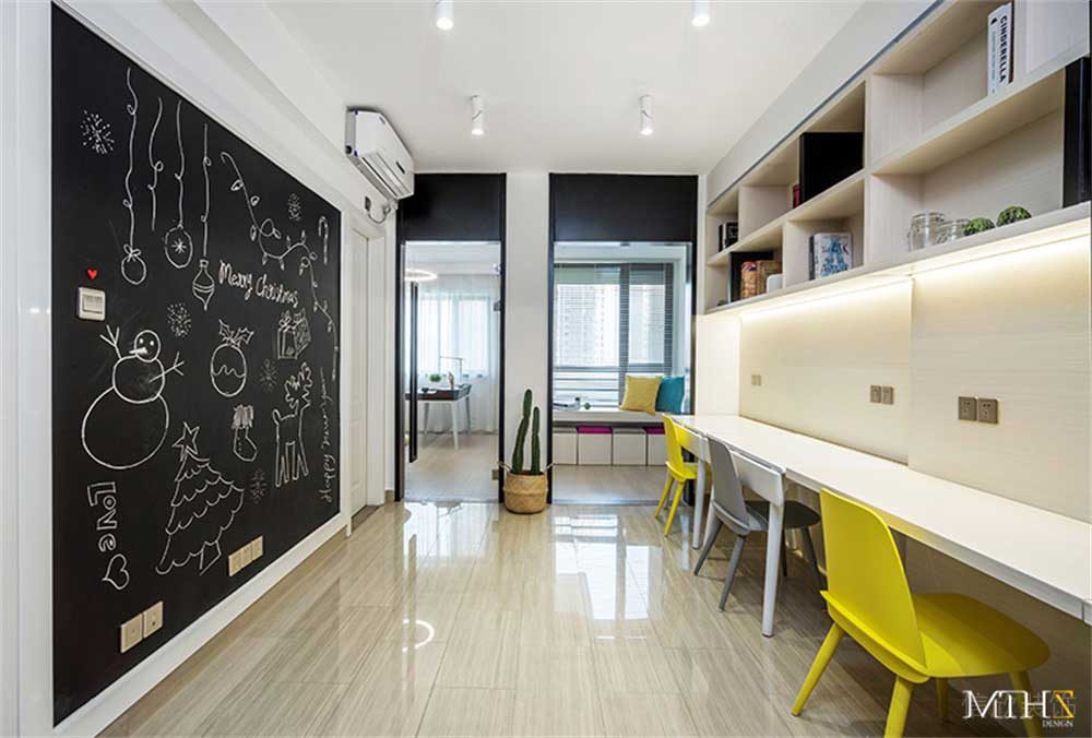 培訓(xùn)機(jī)構(gòu)兒童課后輔導(dǎo)班自習(xí)室黑板墻體裝修效果直線(xiàn)式木質(zhì)書(shū)桌裝修