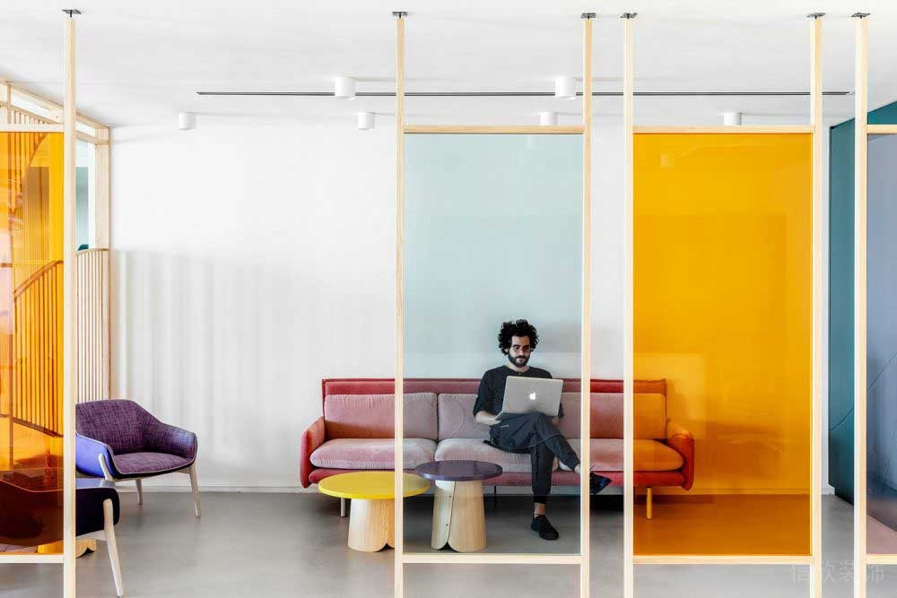 彩色藝術(shù)感玻璃隔斷屏風(fēng)效果休息區(qū)辦公室員工洽談室裝修設(shè)計(jì)圖