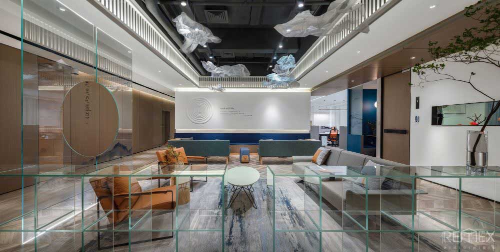 玻璃收納墻柜對(duì)稱式沙發(fā)效果圖休息區(qū)大廳裝修