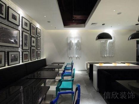 餐廳裝修設(shè)計鏤空天花燈飾效果黑白色調(diào)撞色設(shè)計圖