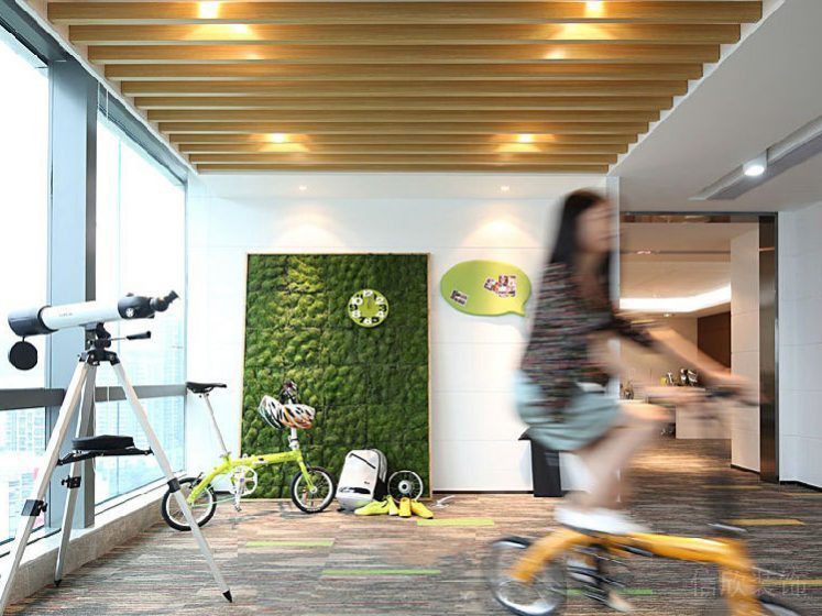 辦公室休息區(qū)開放式多功能區(qū)域地毯木飾面天花玻璃墻體隔斷設(shè)計(jì)圖