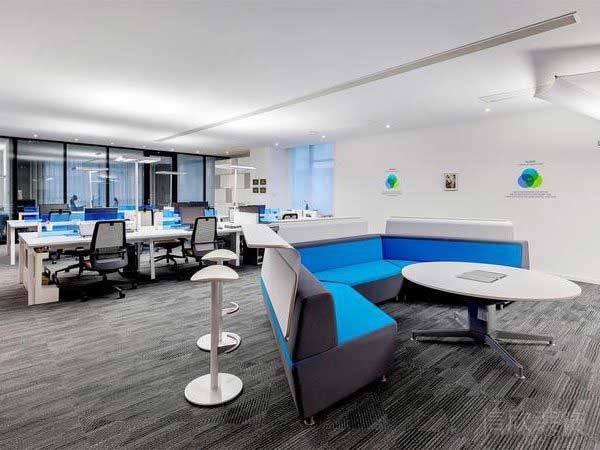 辦公室休息區(qū)藍(lán)色的布藝沙發(fā)