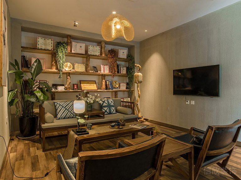 休息區(qū)鏤空背景墻木質(zhì)地板皮質(zhì)沙發(fā)裝修設(shè)計(jì)圖