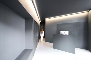 黑色極簡(jiǎn)風(fēng)前臺(tái)區(qū)裝修辦公室效果