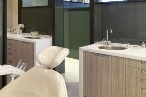 牙科私人診所裝修奶油黃洗手池裝修木質(zhì)休息區(qū)玻璃平推門效果圖