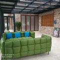 陽(yáng)光房休息區(qū)綠色沙發(fā)