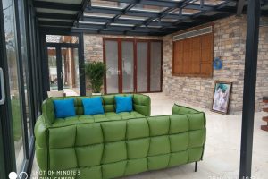 陽光房休息區(qū)綠色沙發(fā)