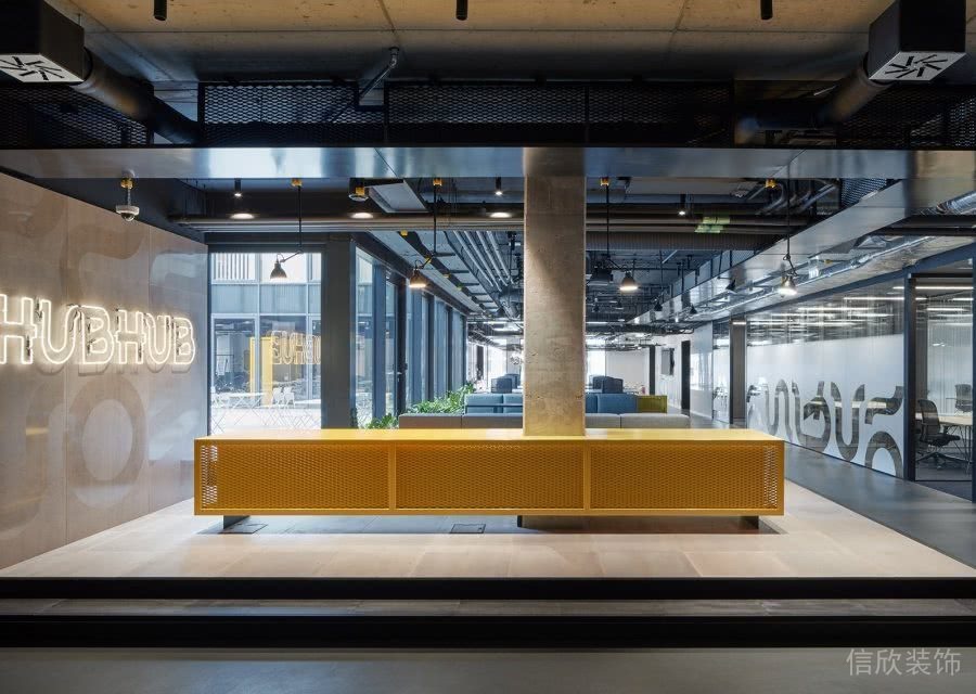 金屬收納柜直線長(zhǎng)椅休息區(qū)地臺(tái)階梯工業(yè)風(fēng)辦公室過道走廊效果