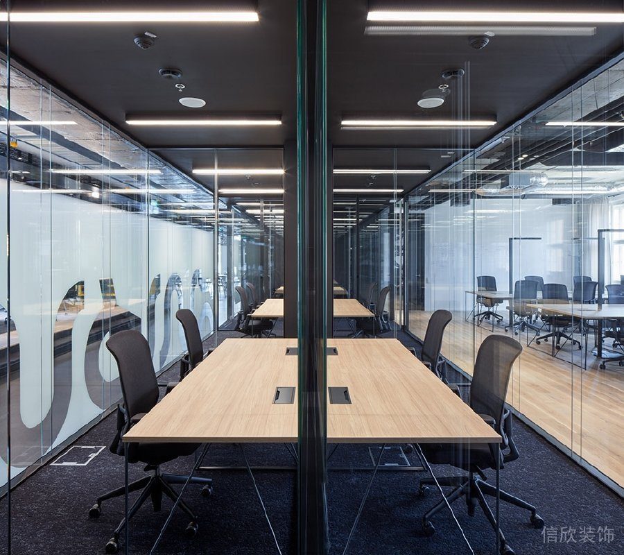 對(duì)稱式木飾面工作臺(tái)工位裝修玻璃隔斷辦公室地毯