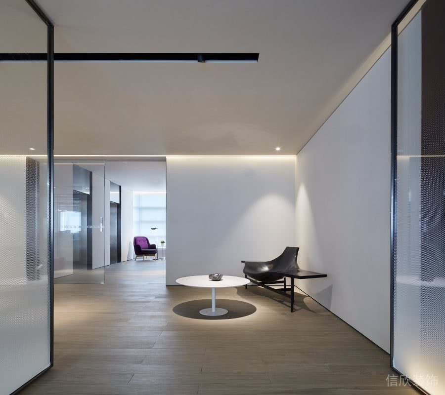 員工休息區(qū)黑白色調(diào)實(shí)木設(shè)計(jì)地板金屬門框漸變玻璃裝修圖