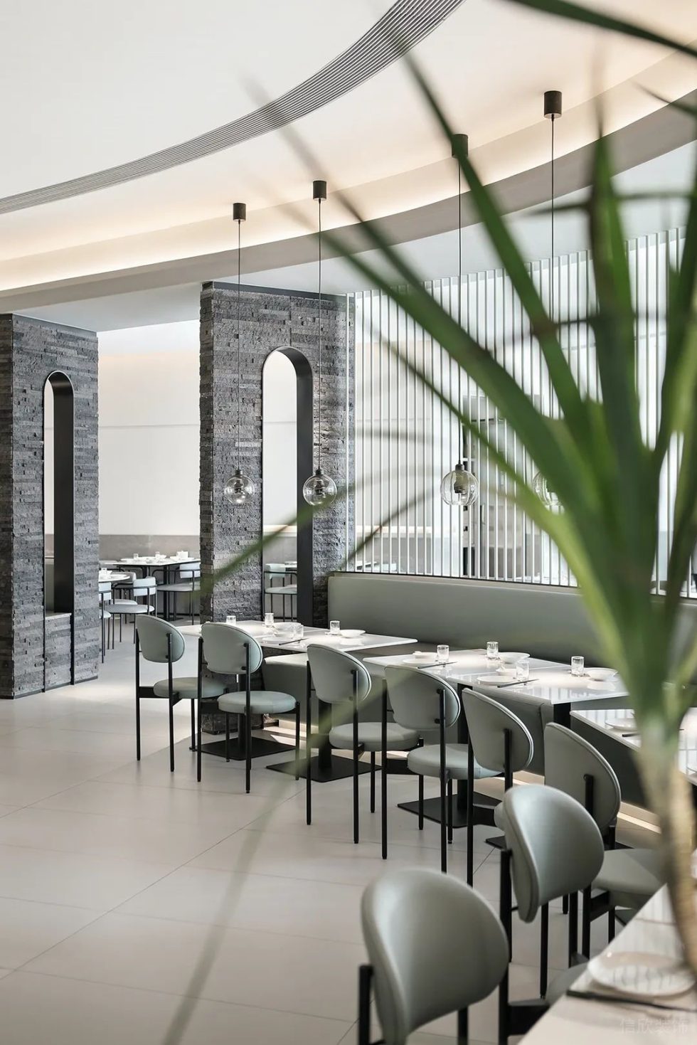 深圳羅湖東門鴻展中心城極簡風格川菜館裝修案例弧形訂制沙發用餐區 深圳羅湖東門鴻展中心城極簡風格川菜館裝修案例弧形訂制沙發用餐區