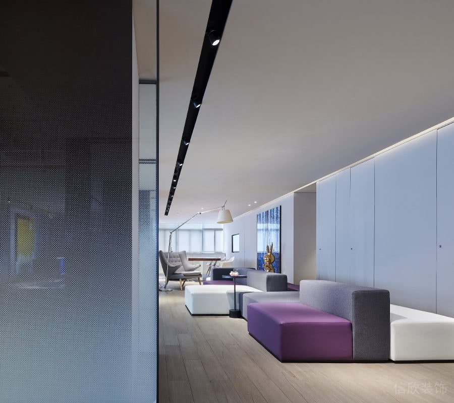 休閑區(qū)過道黑色燈槽吊頂