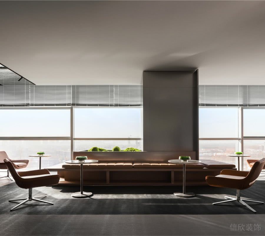 辦公室休息區(qū)全落地玻璃，良好的采光。