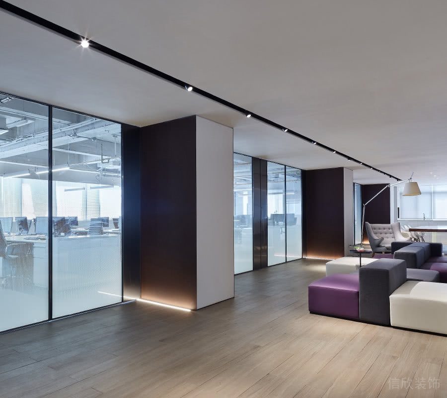 辦公室平面天花黑色長(zhǎng)條形燈槽