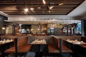 深圳寶安檳城西岸工業(yè)風湘菜餐廳裝修案例卡座效果圖