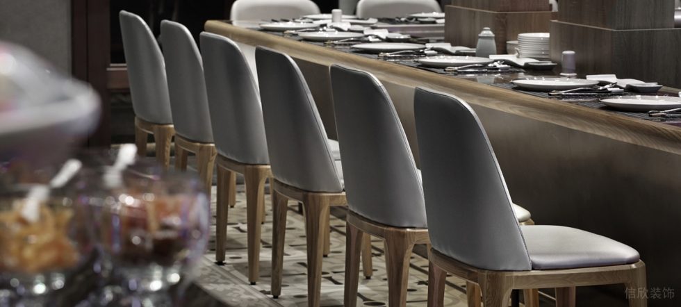 深圳福田金茂禮都灰色調(diào)簡(jiǎn)約風(fēng)格鐵板燒餐廳裝修案例淺灰色皮質(zhì)餐椅