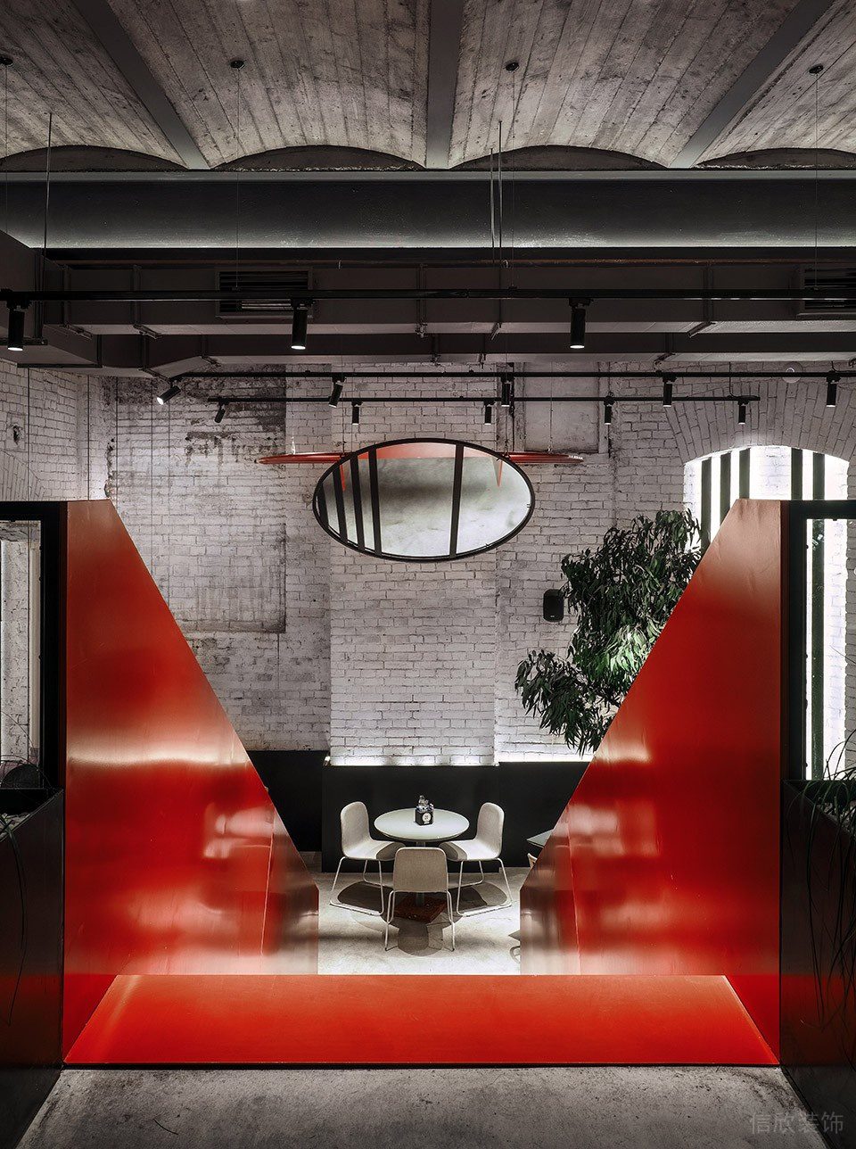 深圳龍崗百合山莊工業風披薩店裝修案例天花圓形藝術吊飾