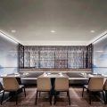 深圳龍華保利悅都現(xiàn)代新中式風(fēng)格江浙菜餐廳裝修案例二層用餐大廳訂制卡座效果圖