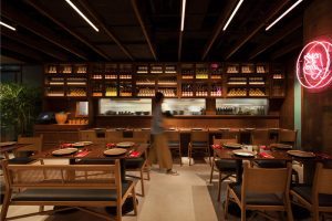 深圳羅湖峰景臺大廈東南亞風格泰國菜餐廳裝修案例用餐區(qū)效果圖