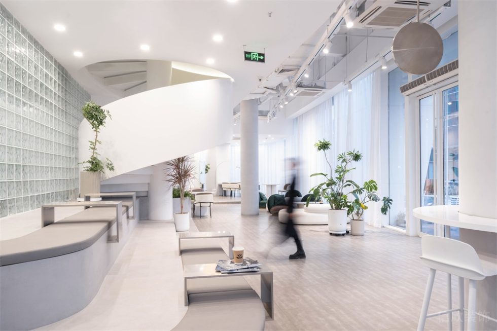 深圳南山繽紛商業中心白色極簡自然風咖啡廳裝修案例階梯式休閑用餐區 深圳南山繽紛商業中心白色極簡自然風咖啡廳裝修案例階梯式休閑用餐區