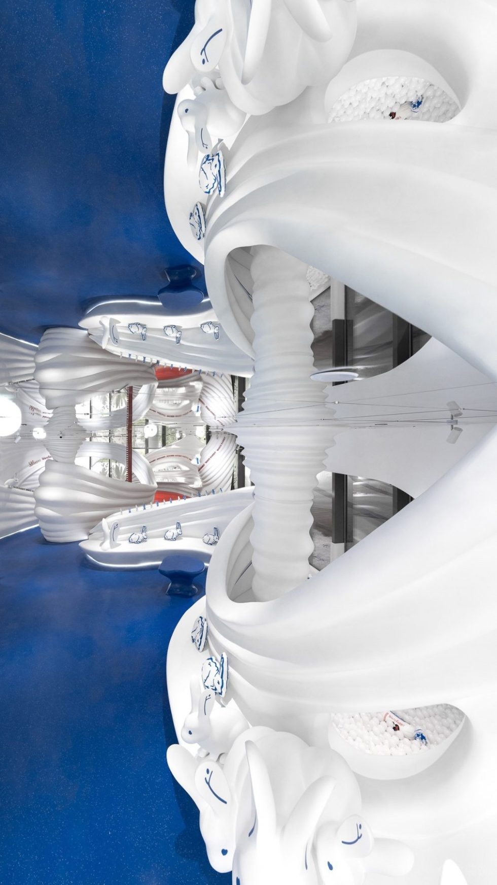 深圳市寶安區(qū)福永大白兔全球首家旗艦店裝修設計白色藝術墻面 深圳市寶安區(qū)福永大白兔全球首家旗艦店裝修設計白色藝術墻面