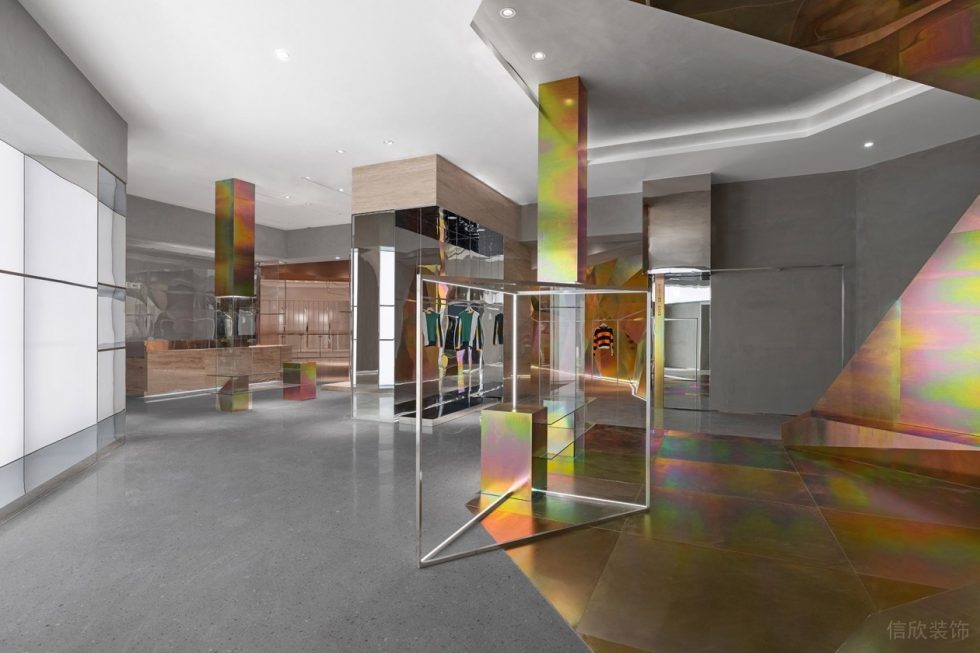 深圳市龍崗區(qū)龍崗中心城x Select 服裝店買(mǎi)手店裝修設(shè)計(jì)三角形不銹鋼鐵藝架