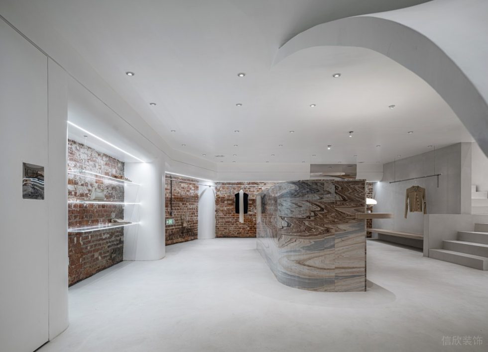 深圳市龍華去觀瀾現代風服裝店裝修設計金屬弧形隔墻