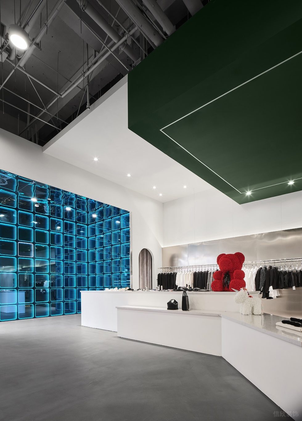 深圳市南山區南頭現代風rain & Snow.hby買手店裝修設計克萊因藍玻璃隔墻 深圳市南山區南頭現代風rain & Snow.hby買手店裝修設計克萊因藍玻璃隔墻