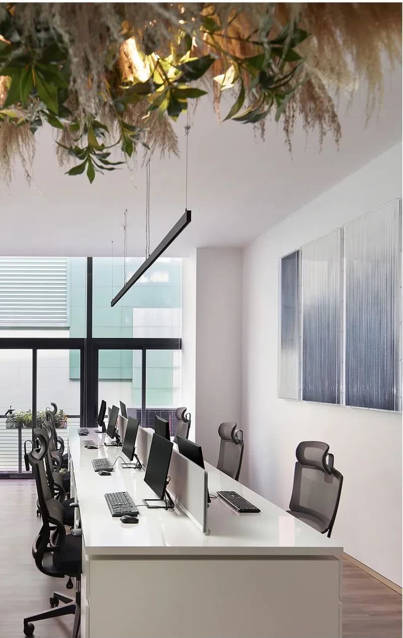 公共辦公區(qū)白色辦公桌黑色網(wǎng)布辦公椅 公共辦公區(qū)白色辦公桌黑色網(wǎng)布辦公椅