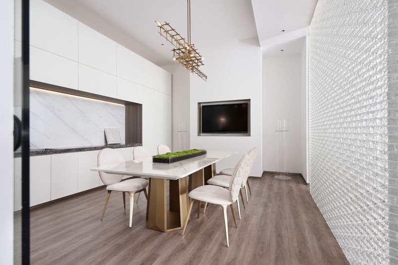 羅湖區(qū)國(guó)貿(mào)大廈辦公室洽談區(qū)白色展示柜 羅湖區(qū)國(guó)貿(mào)大廈辦公室洽談區(qū)白色展示柜