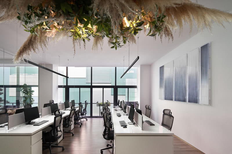 羅湖區(qū)國(guó)貿(mào)大廈辦公室公共辦公區(qū)綠色植物天花吊頂 羅湖區(qū)國(guó)貿(mào)大廈辦公室公共辦公區(qū)綠色植物天花吊頂