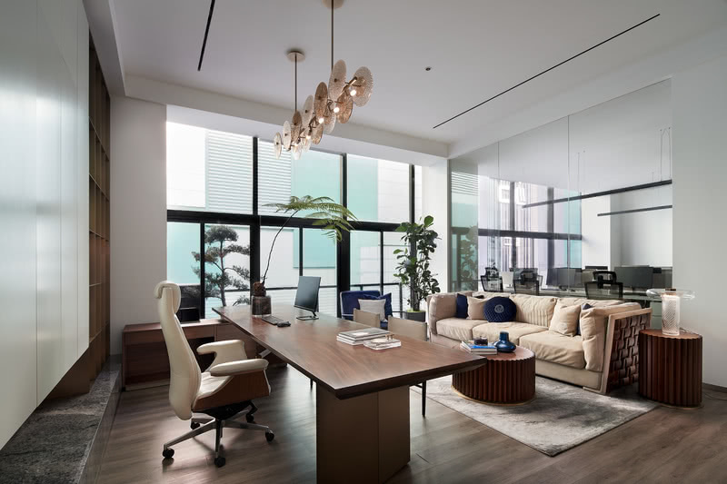 總經(jīng)理辦公室實(shí)木辦公桌米色布藝沙發(fā) 總經(jīng)理辦公室實(shí)木辦公桌米色布藝沙發(fā)