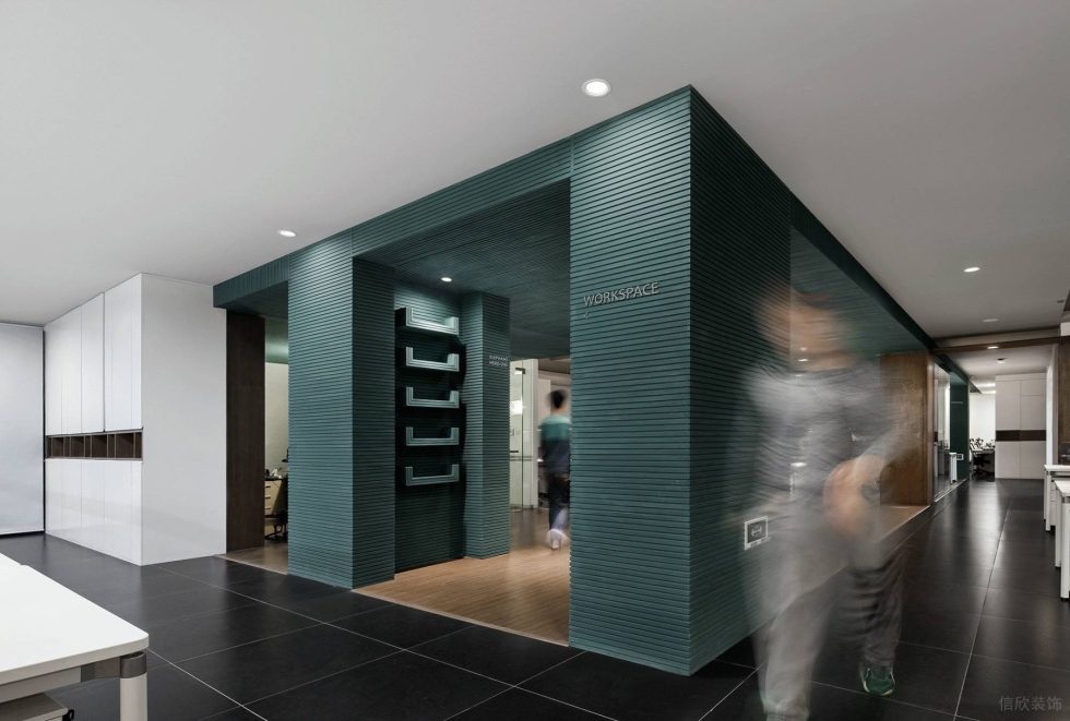 現(xiàn)代工業(yè)風(fēng)辦公室裝修案例工作區(qū)墨綠色線條格柵護(hù)墻板 后現(xiàn)代工業(yè)風(fēng)辦公室裝修案例工作區(qū)墨綠色線條格柵護(hù)墻板