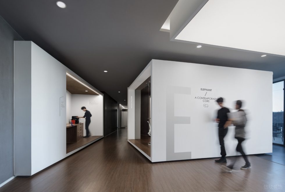 后現(xiàn)代工業(yè)風(fēng)辦公室裝修案例過道 后現(xiàn)代工業(yè)風(fēng)辦公室裝修案例過道