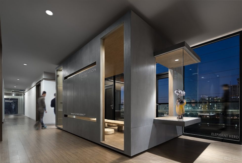 后現(xiàn)代工業(yè)風(fēng)辦公室裝修案例過道藝術(shù)雕塑陳設(shè)品 后現(xiàn)代工業(yè)風(fēng)辦公室裝修案例過道藝術(shù)雕塑陳設(shè)品