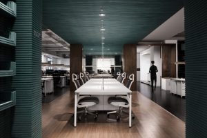 深圳龍崗神舟百瑞達大廈2000平方米后現代工業風辦公室裝修案例工作區效果圖