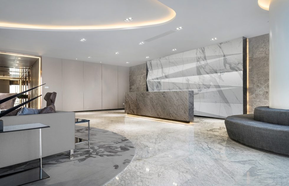 深圳南山振業(yè)國(guó)際商務(wù)中心800平方米現(xiàn)代輕奢風(fēng)辦公室裝修案例大堂前臺(tái)接待區(qū) 深圳南山振業(yè)國(guó)際商務(wù)中心800平方米現(xiàn)代輕奢風(fēng)辦公室裝修案例大堂前臺(tái)接待區(qū)