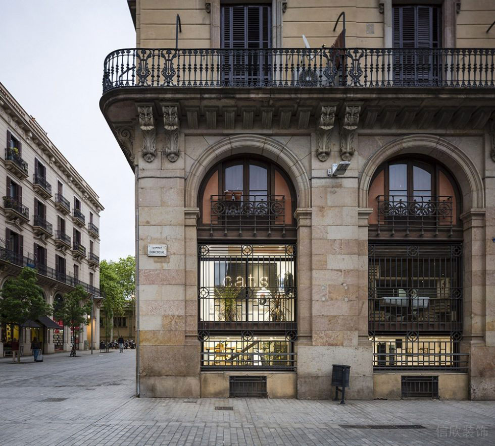 工業(yè)風(fēng)服裝店裝修外觀鐵藝窗戶設(shè)計