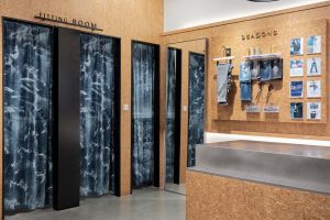 深圳市龍崗區(qū)坪地現(xiàn)代風潮牌四季牛仔店鋪裝飾設(shè)計前臺