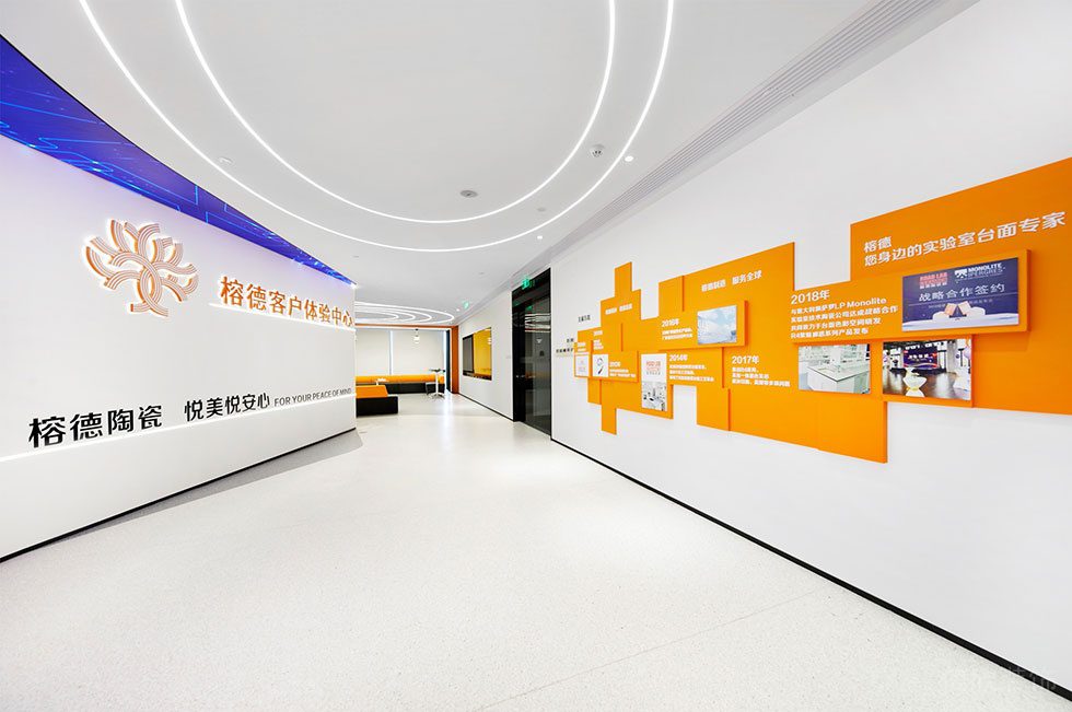 白色極簡(jiǎn)風(fēng)格辦公室裝修設(shè)計(jì)方案 過(guò)道展示墻