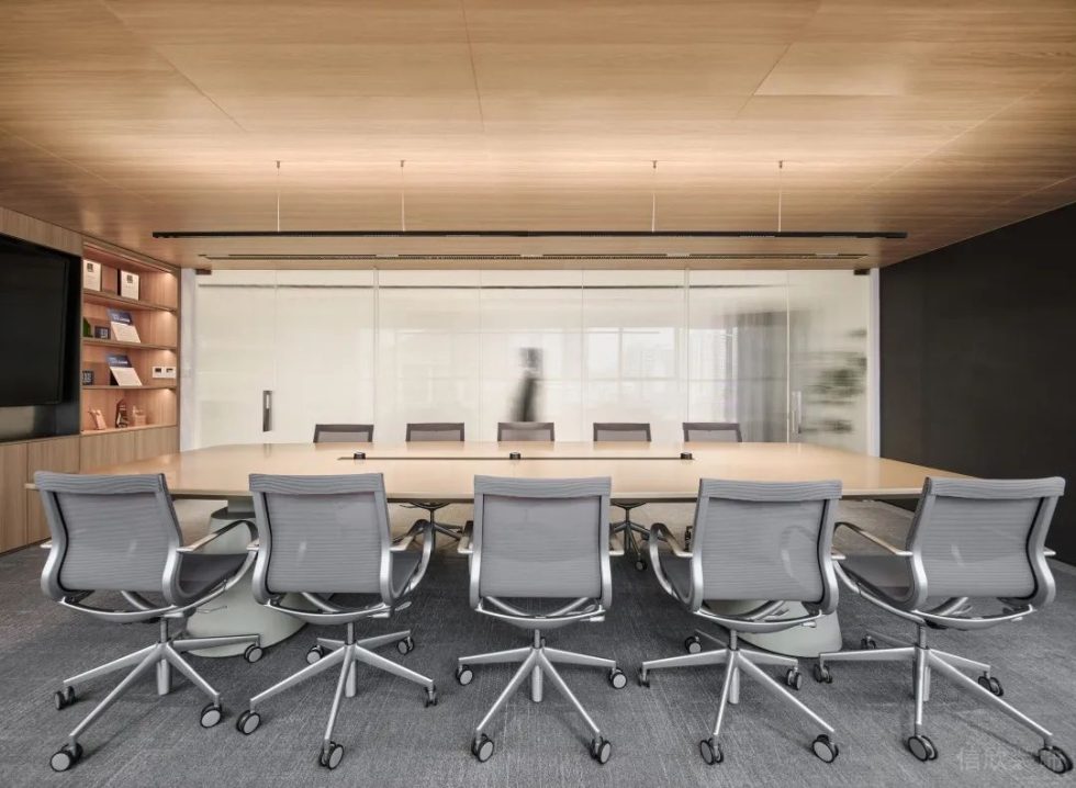 深圳寶安萬庭大廈2000平方米現(xiàn)代主義簡約風(fēng)辦公室裝修案例會議室木飾面天花吊頂