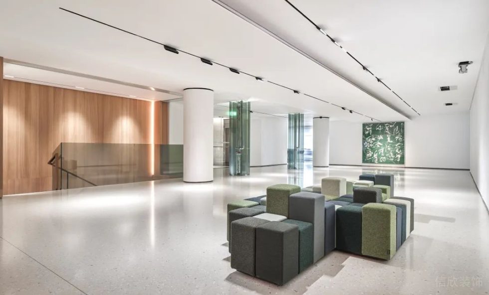 深圳寶安萬庭大廈2000平方米現(xiàn)代主義簡約風(fēng)辦公室裝修案例展廳休息區(qū)