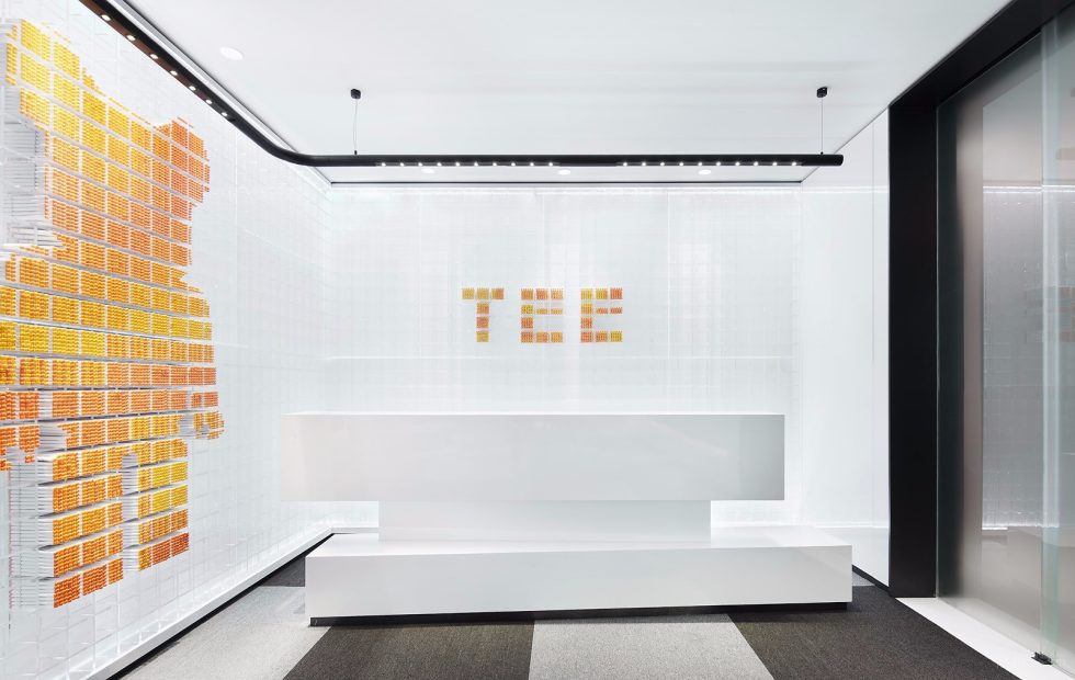 深圳福田萬科濱海云中心150平方米現(xiàn)代主義極簡風辦公室裝修案例前廳接待臺 深圳福田萬科濱海云中心150平方米現(xiàn)代主義極簡風辦公室裝修案例前廳接待臺