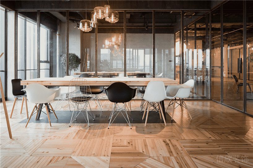 深圳龍崗正中時(shí)代廣場(chǎng)3500平方米暗色調(diào)工業(yè)風(fēng)辦公室裝修案例開放式會(huì)議區(qū)
