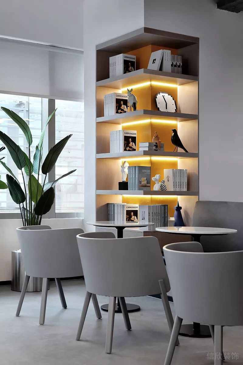 深圳南山天瓏大廈3000平方米簡(jiǎn)約主義自然風(fēng)辦公室裝修案例大堂接待廳內(nèi)嵌式藏光裝飾柜