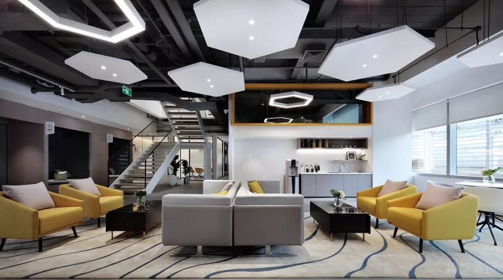 深圳南山天瓏大廈3000平方米簡(jiǎn)約主義自然風(fēng)辦公室裝修案例大堂接待廳沙發(fā)組合