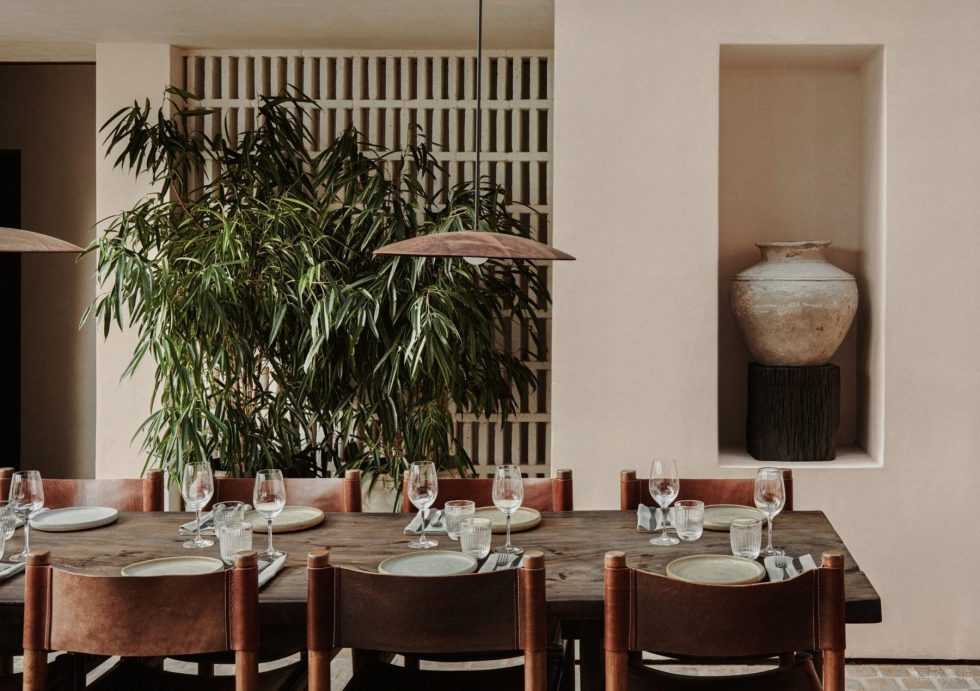 復古田園風西餐廳欄柵格磚墻搭配竹子的裝修設計