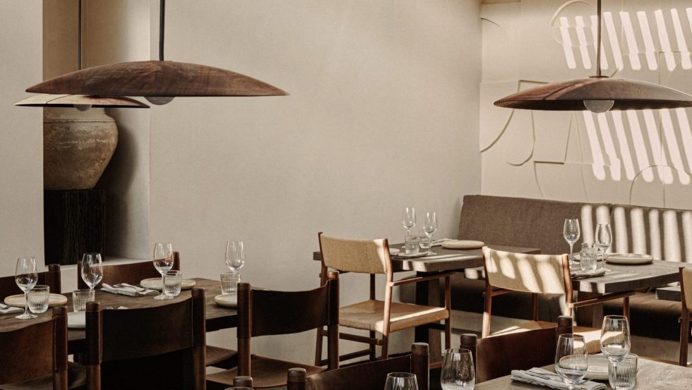 復古田園風西餐廳深色原木飛碟燈裝修設計